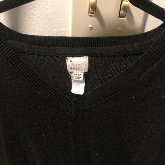 Women’s V-Neck Pullover Poncho Sweater in Black - One Size - Picture 3 of 3